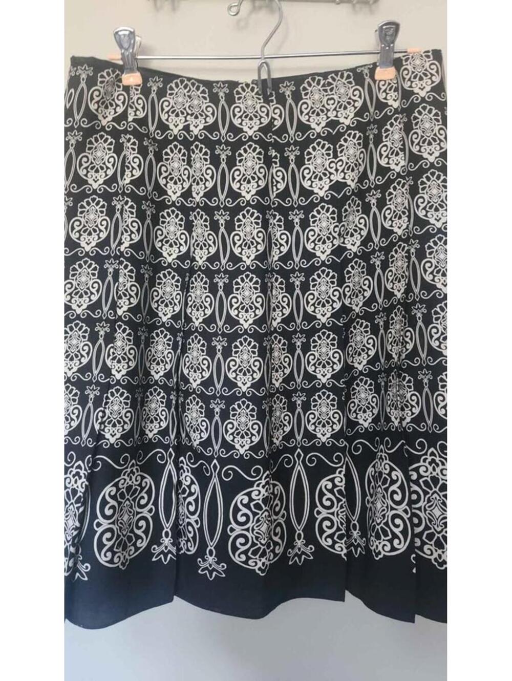 Ann Taylor Black & White Silk Skirt Knee Length with Zipper